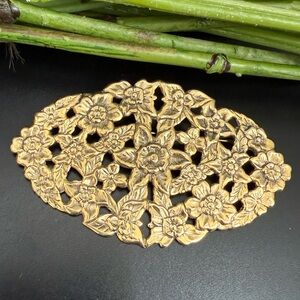 Vintage Gold-tone Floral Openworks Flower Ornate Oval Flat Brooch 14.6g.